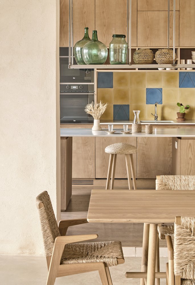 Comedor y cocina de una casa Casa en Mallorca del estudio de arquitectura OHLAB