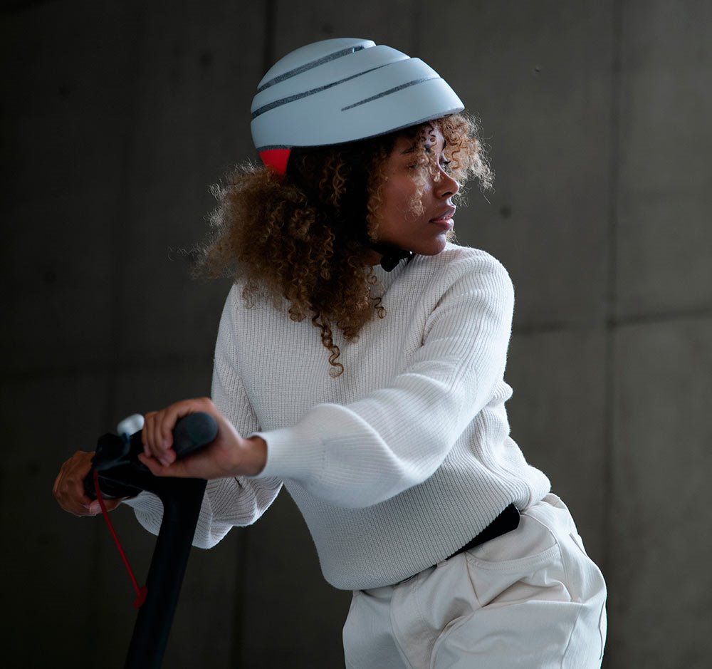 El casco Closca Helmet es plegable y se presenta con hasta quince combinaciones de colores diferentes. Seguro y elegante, es perfecto para la ciudad.  