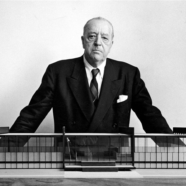 Ludwig Mies van der Rohe dejó un legado de obras maestras que ejercieron una enorme influencia en la arquitectura del siglo XX. En la imagen, con la maqueta del Crown Hall de Chicago (1956).