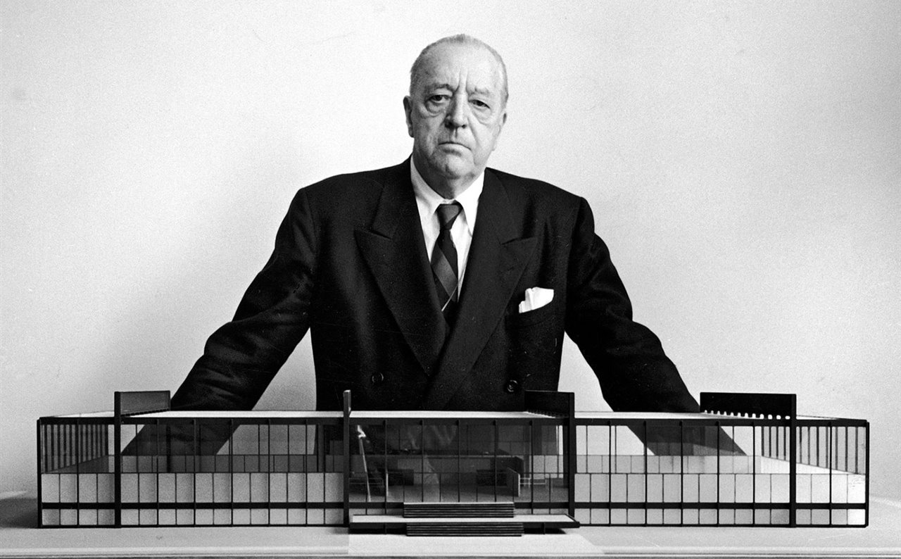 Ludwig Mies van der Rohe dejó un legado de obras maestras que ejercieron una enorme influencia en la arquitectura del siglo XX. En la imagen, con la maqueta del Crown Hall de Chicago (1956).