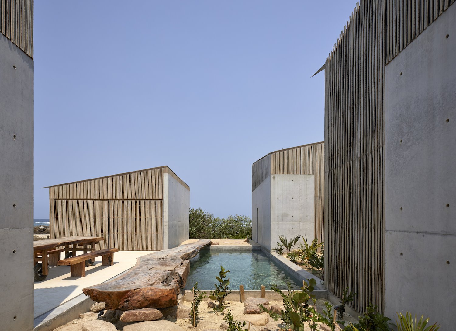 Piscina de un conjunto de casas hechas de madera y hormigón