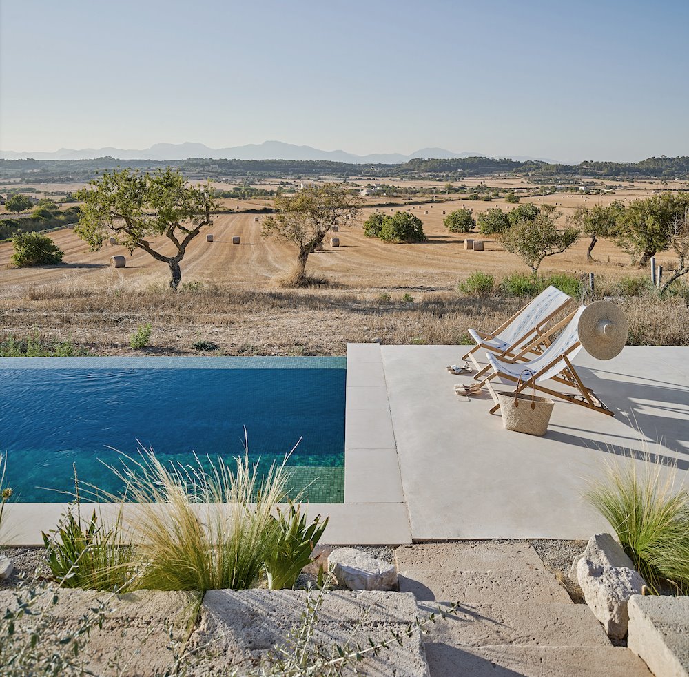 Piscina junto al campo de una Casa en Mallorca del estudio de arquitectura OHLAB