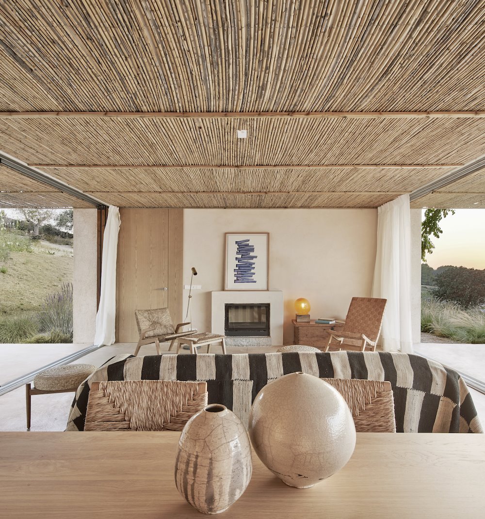 Salon con tejado de caña de una Casa en Mallorca del estudio de arquitectura OHLAB