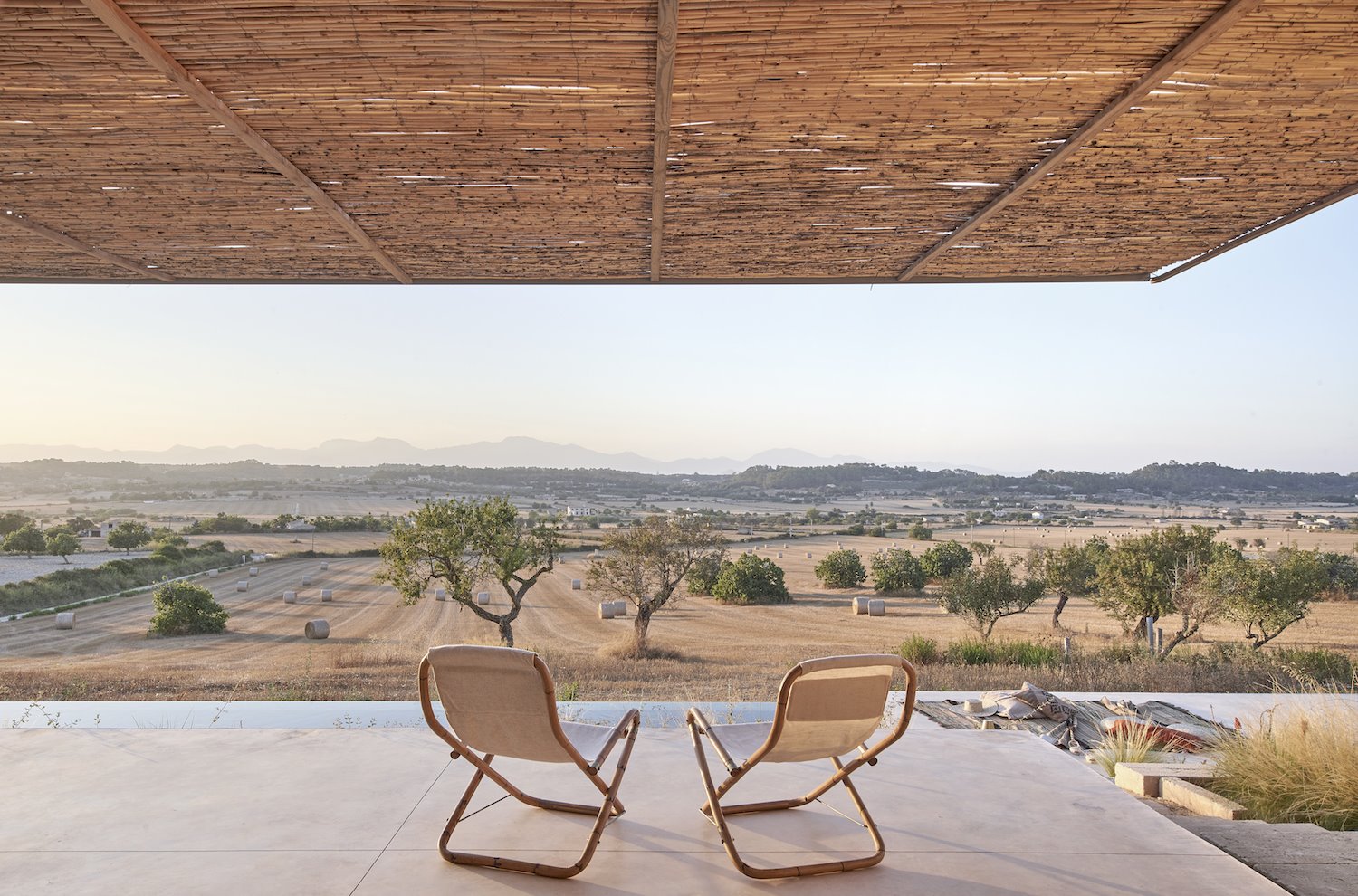 Vistas del campo junto a una Casa en Mallorca del estudio de arquitectura OHLAB
