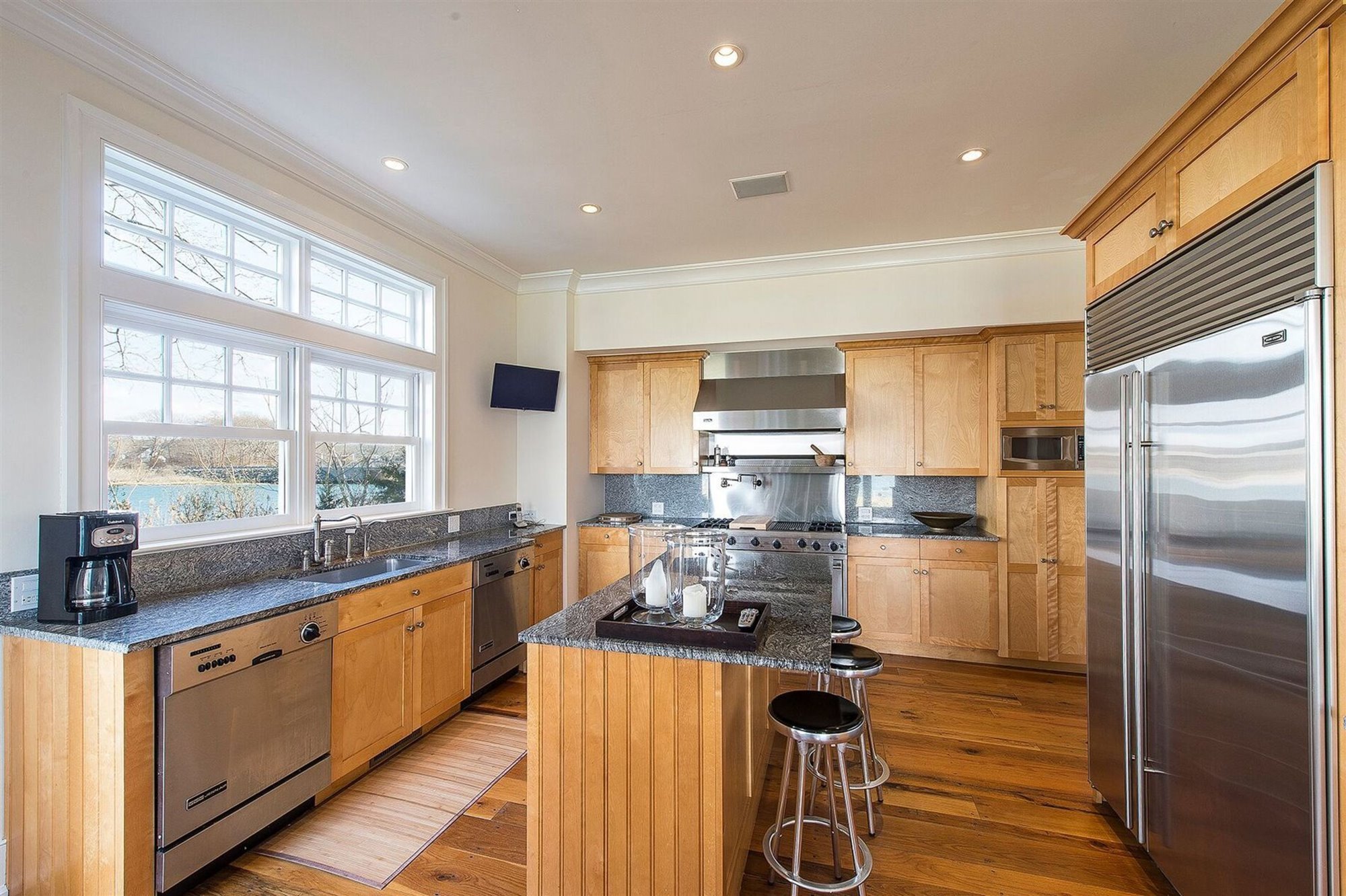 Cocina de madera de la casa de Rihanna en los Hamptons