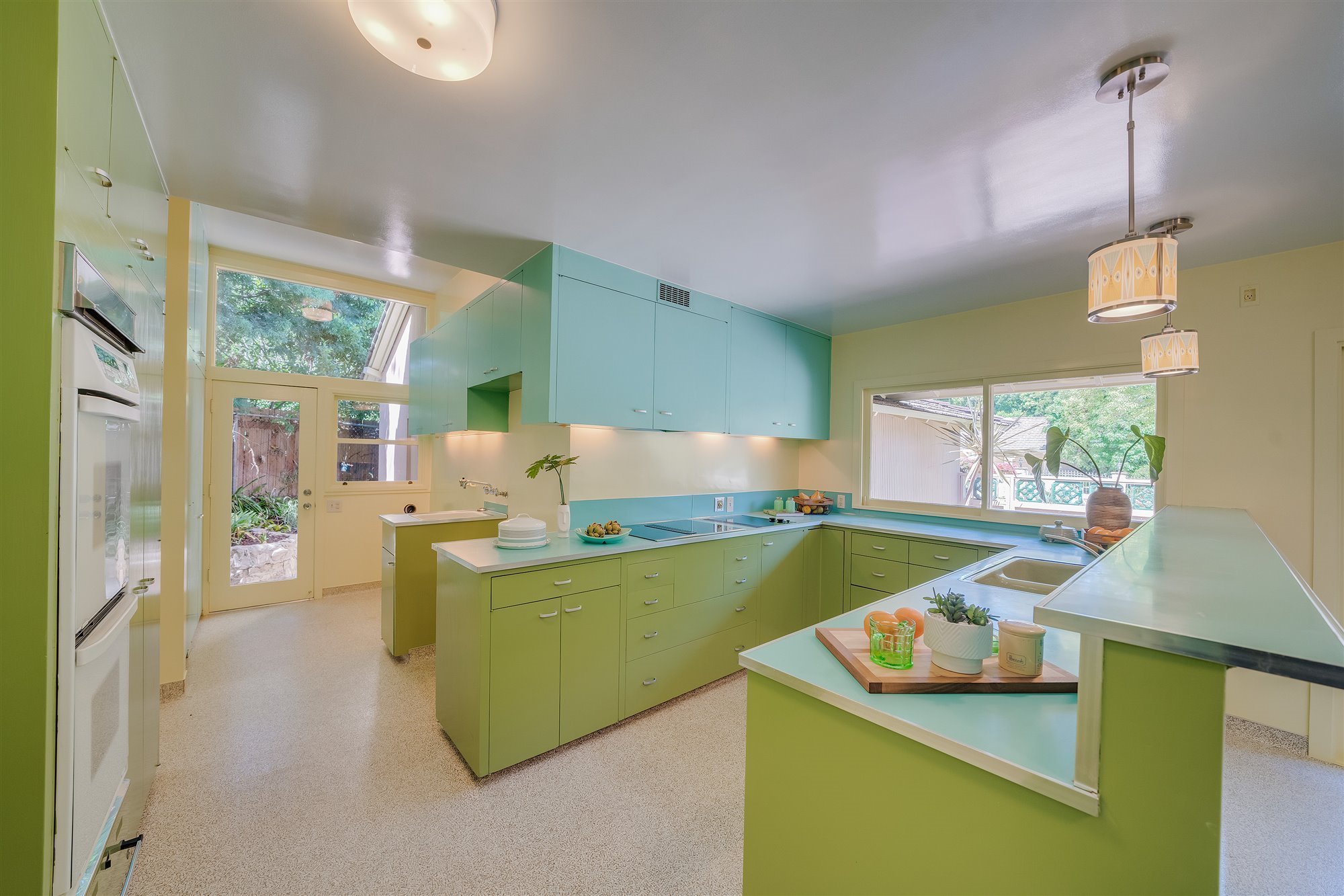 Cocina pintada en color verde lima de la serie las chicas de oro