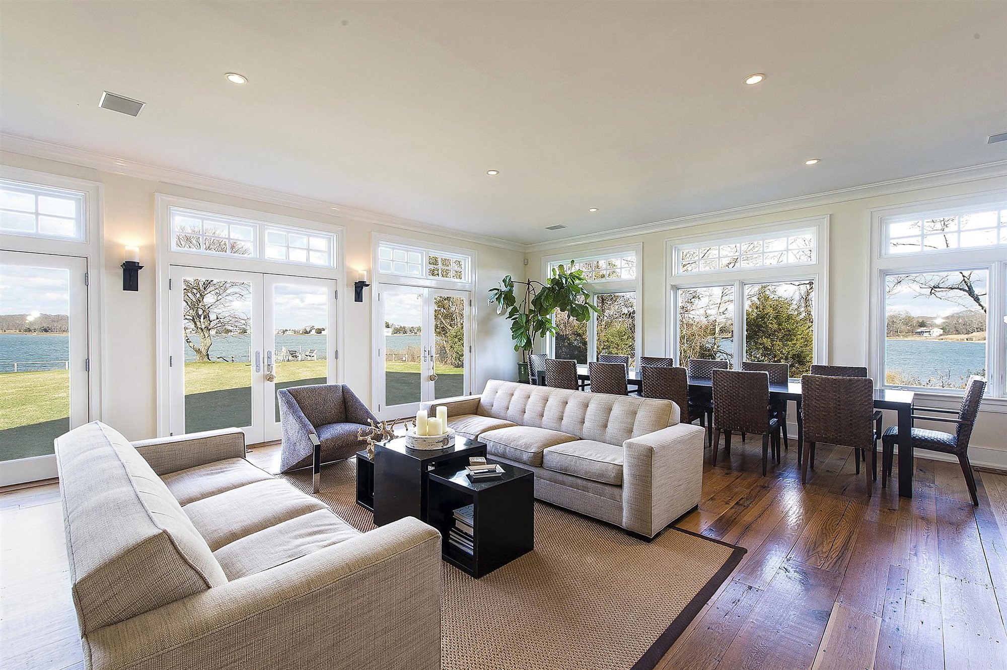Comedor y salon de la casa de Rihanna en los Hamptons