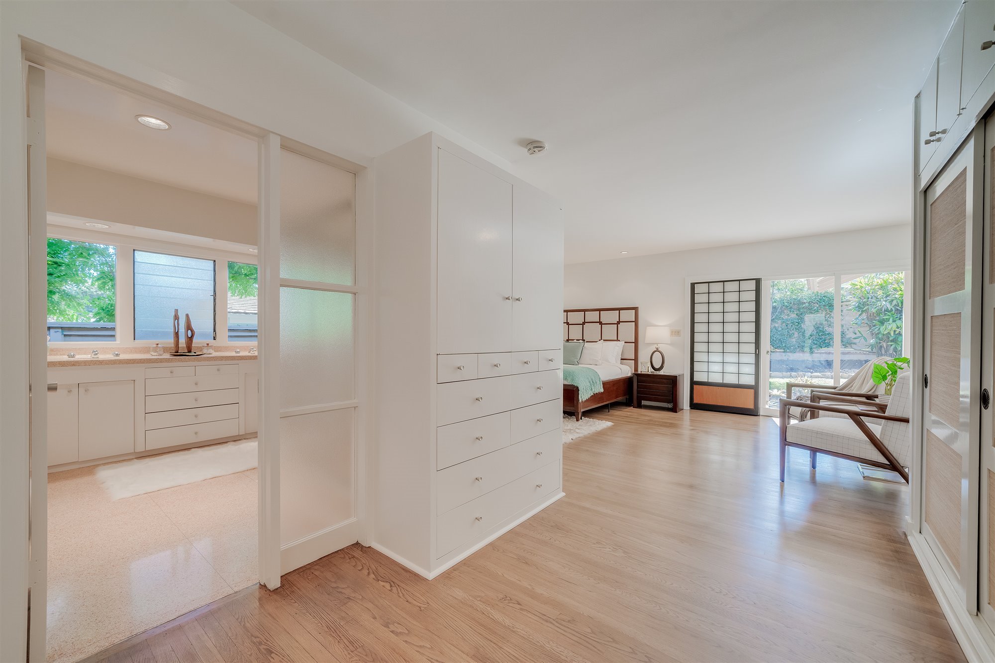 Dormitorio suite con vestidor de la casa de la serie las chicas de oro