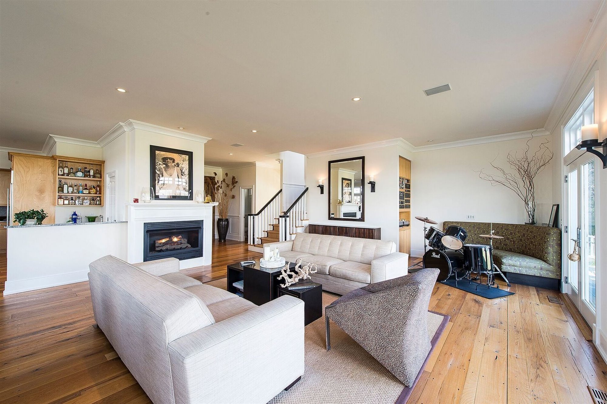 Salon con bateria de la casa de Rihanna en los Hamptons