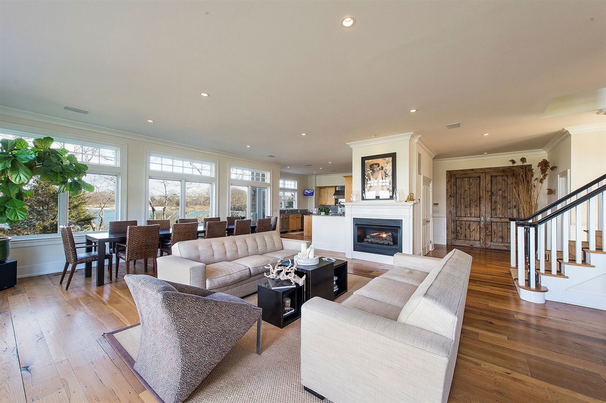 salon y comedor de la casa de Rihanna en los Hamptons
