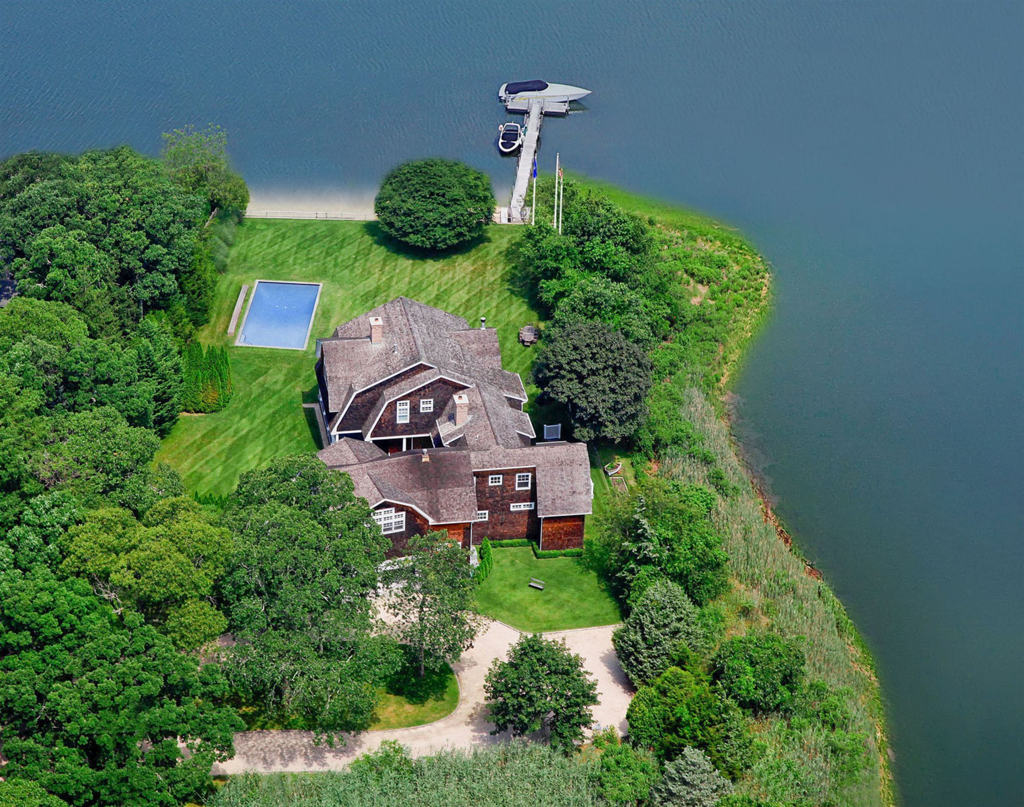 Vistas aereas de de la casa de Rihanna en los Hamptons