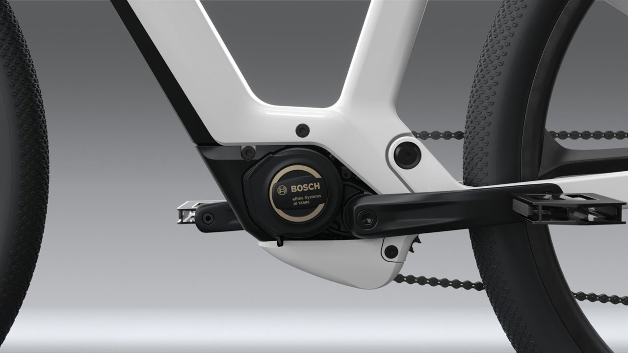 El motor, perfectamente integrado en el cuadro de fibra de carbono, cuenta con sistemas de refrigeración para evitar que se recaliente