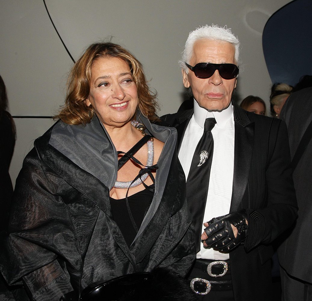 La relación entre la arquitecta y Karl Lagerfeld surgió en 2006 de un encuentro fortuito. A partir de ahí, Zaha creó escenografías para las colecciones del creador alemán.