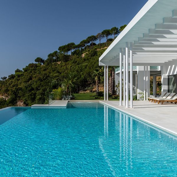 El lujo perfecto de estas dos casas en Marbella: bioclimáticas, sin emisiones y con un huerto impresionante 