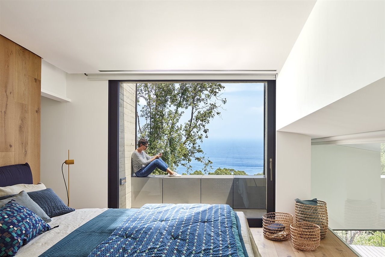 Ventanas y balcones han sido umbrales en los que hemos podido respirar aire puro, relacionarnos y ser visibles.