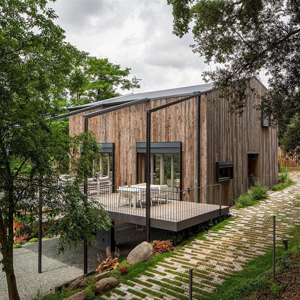 Una casa prefabricada de madera y biopasiva en plena armonía con la naturaleza