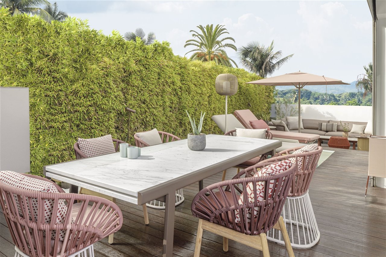 En la terraza exterior la mesa Bitta, diseño de Roldofo Dordoni y las sillas Cala, de Doshi Levien; al fondo, las tumbonas Mesh, de Patricia Urquiola y las sombrilla Parasol, de Konstatin Grcic.