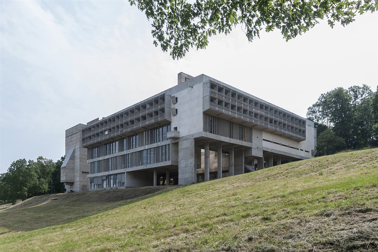 En La Tourette se encuentran elementos del lenguaje arquitectónico de Le Corbusier como los brise-soleils y las ventanas separadas por divisiones verticales según la teoría del Modulor.