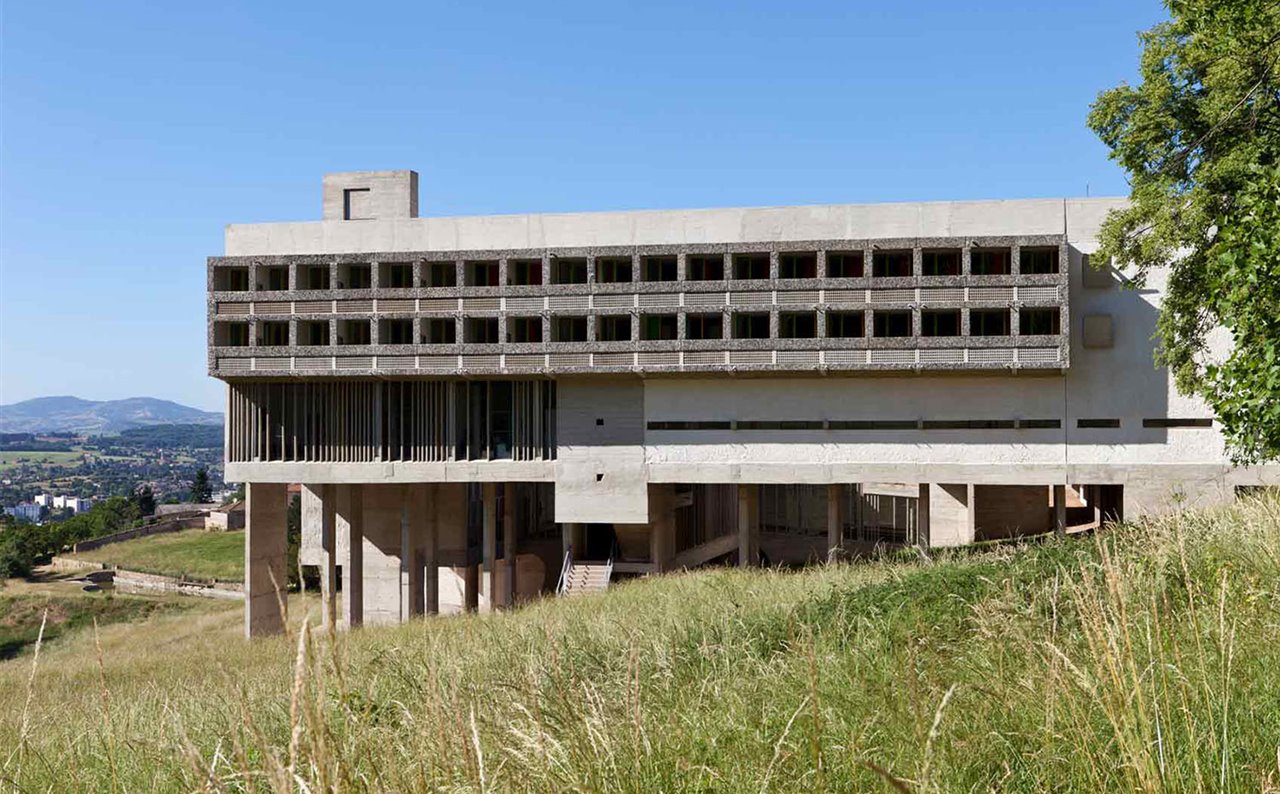 Le Corbusier elevó la construcción sobre pilotis para salvar y respetar la irregularidad del terreno.