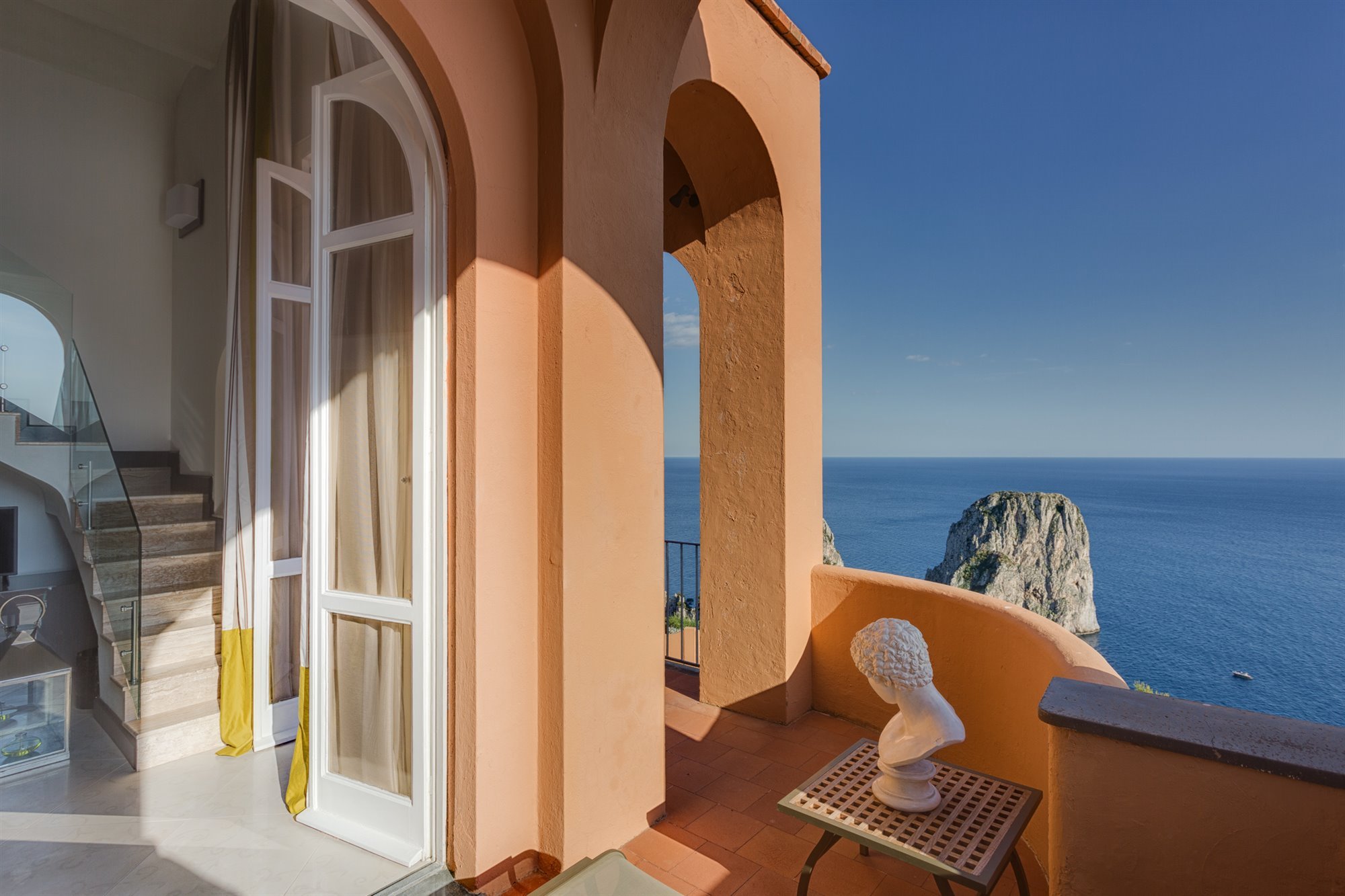 Hotel punta Tragara en Capri de lE Corbusier terraza con estatua