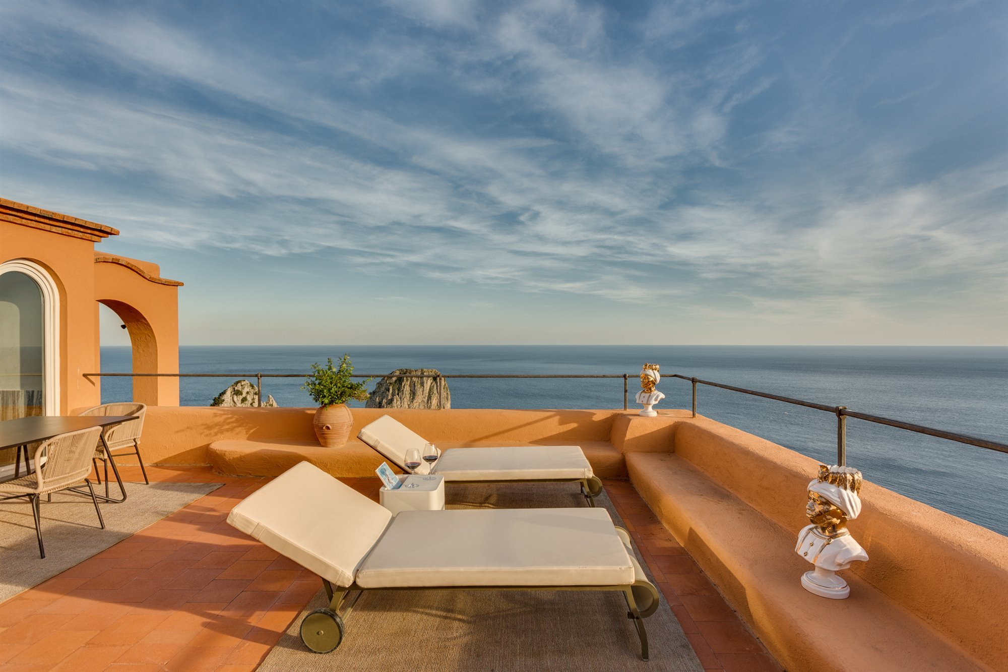 Hotel punta Tragara en Capri de lE Corbusier terraza con tumbonas