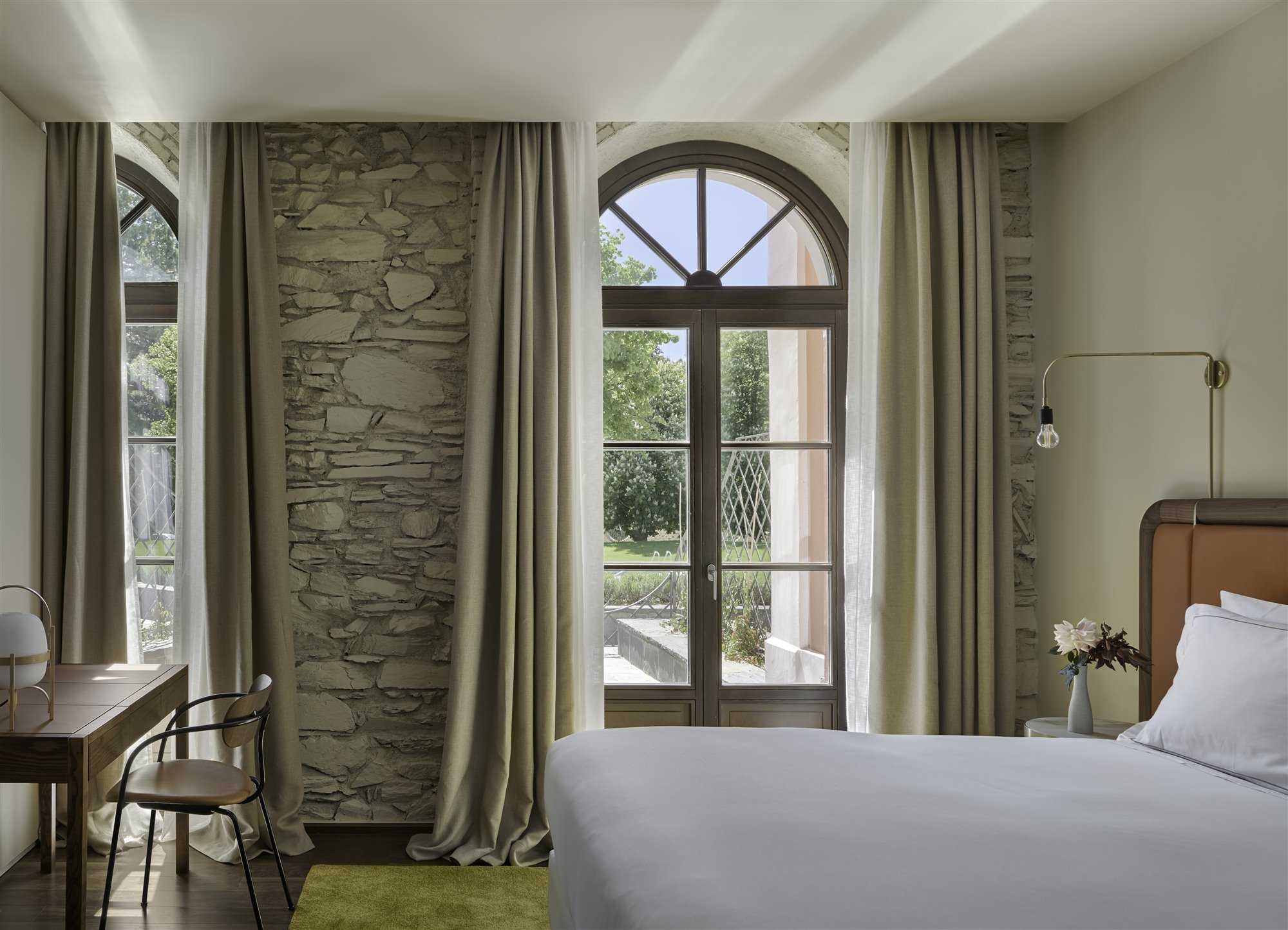 Hotel Torre del Remei dormitorio con pared de piedra