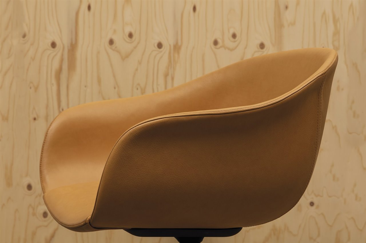 Con su diseño, la silla Next ofrece un asiento confortable, suave y acogedor, y resulta perfecta tanto en ambientes privados como públicos. 