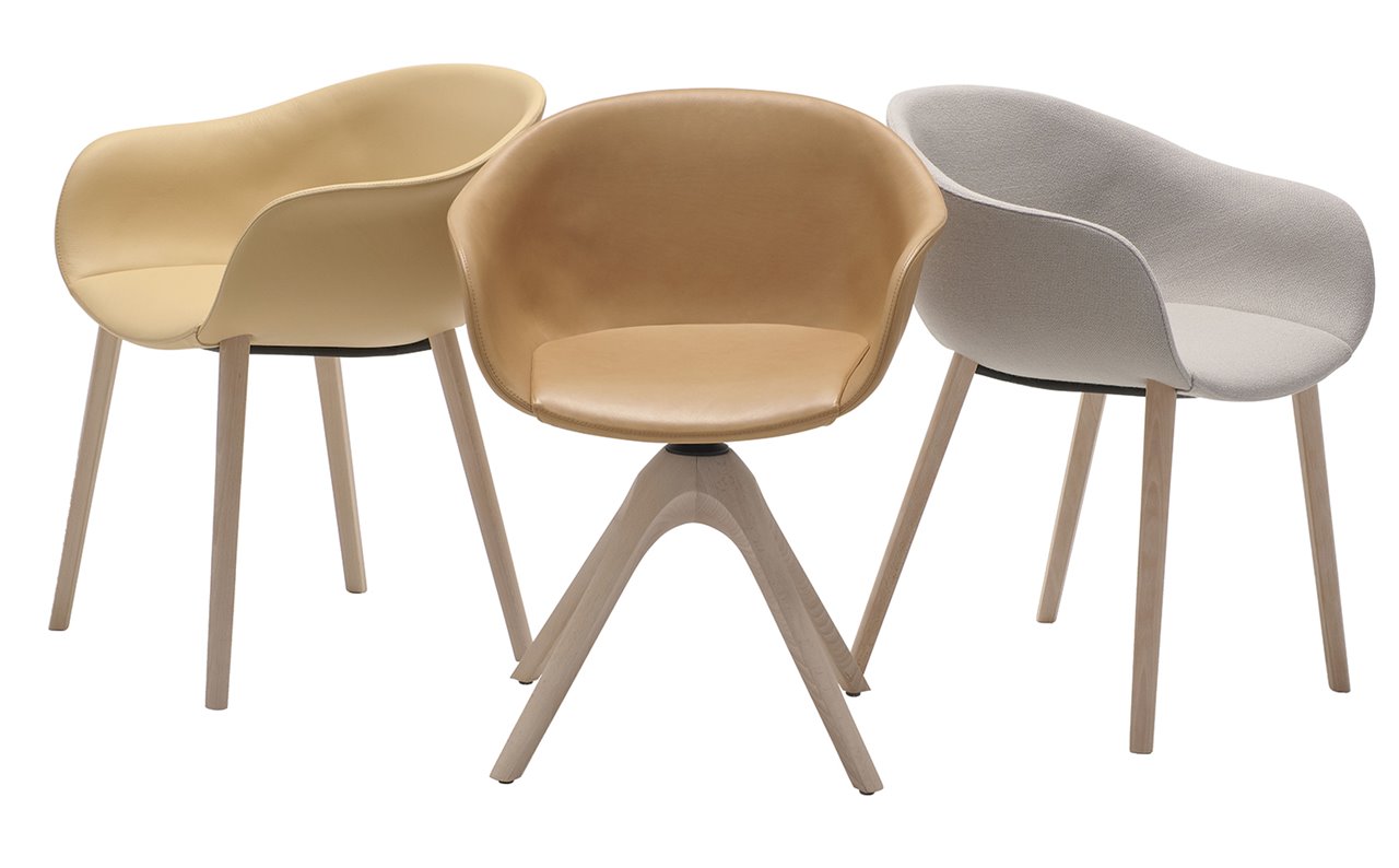 Puedes elegir entre el modelo de cuatro patas y el que incorpora una base central giratoria de cuatro aspas. 