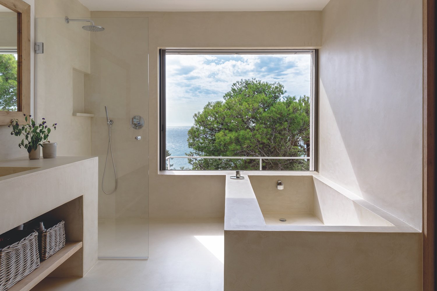 Baño con paredes de cemento pulido
