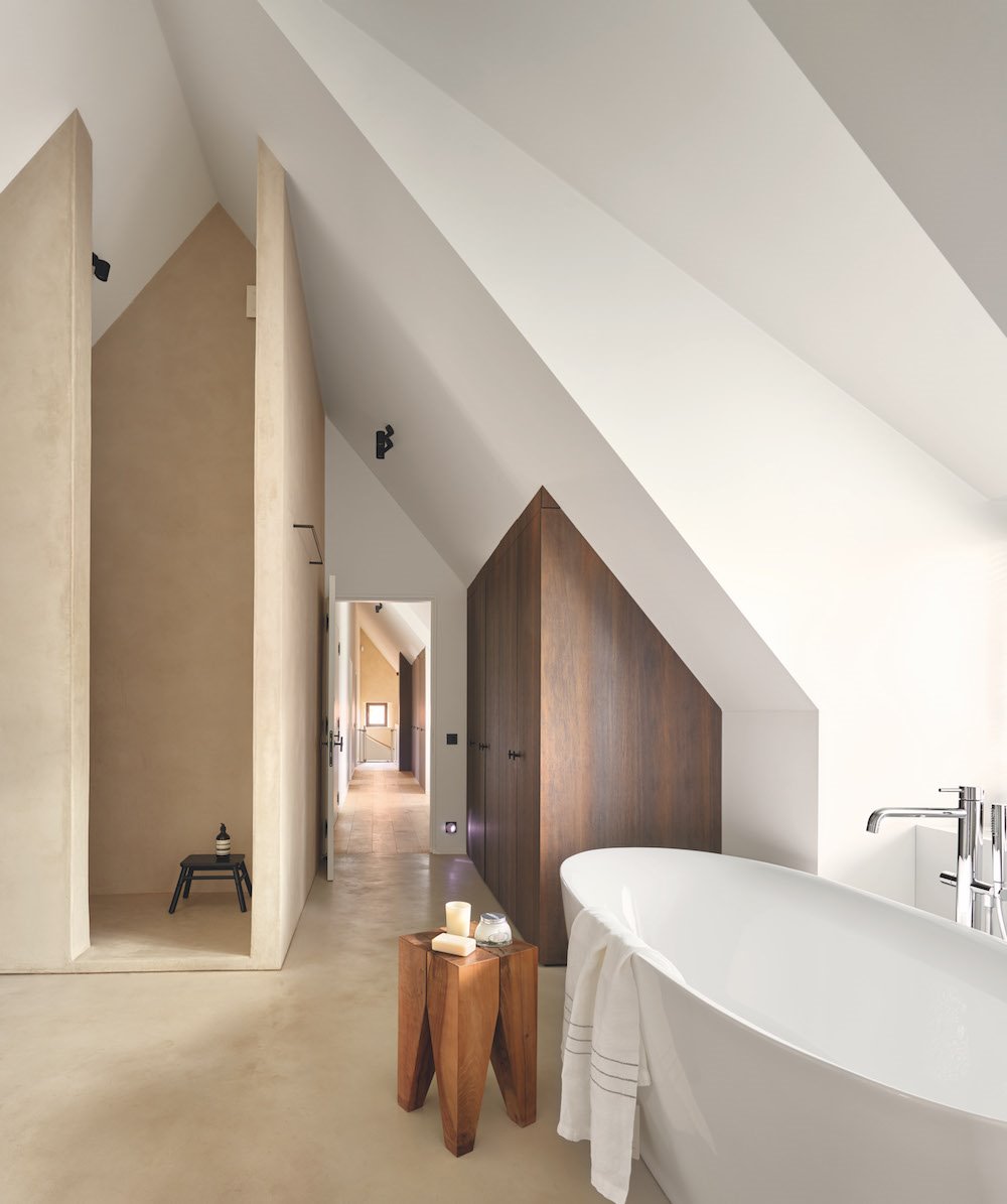Baño con techo en punta y bañera