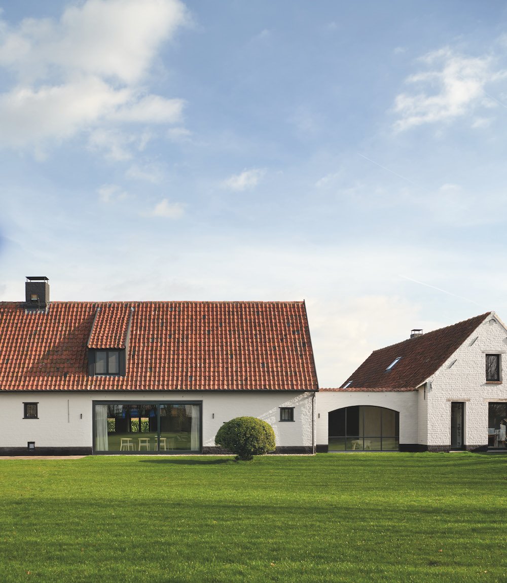 Una antigua reformada en una casa muy moderna en mitad del campo