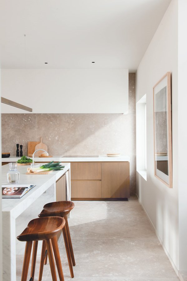 Cocina con frontales de piedra y muebles de madera