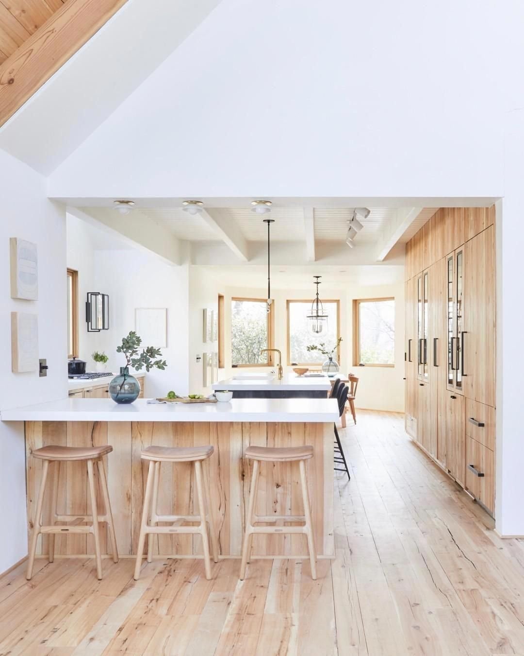 Cocina con suelo de madera