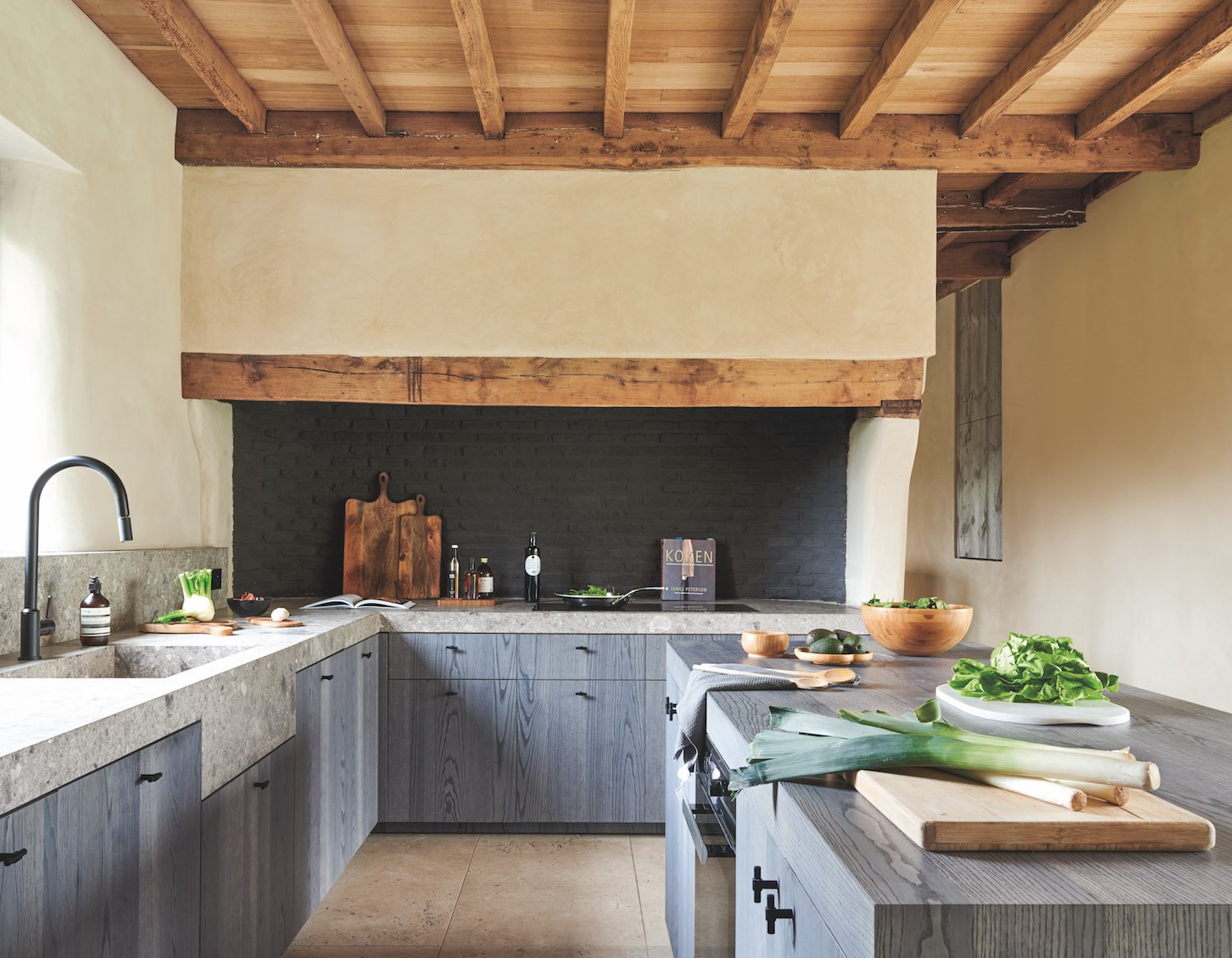 Cocina de madera con encimeras de piedra natural