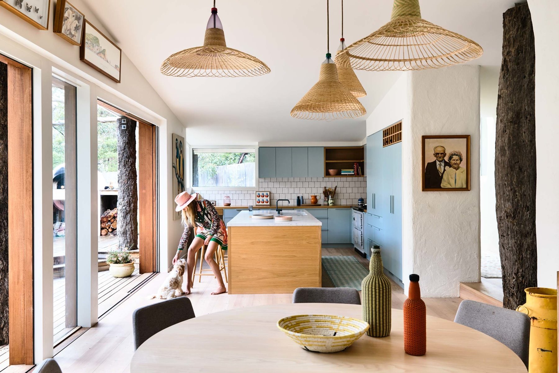 Cocina y comedor con lamparas de mimbre