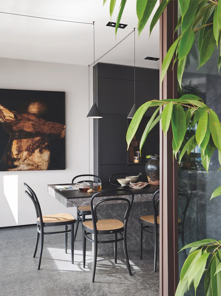 Comedor con paredes de marmol y plantas
