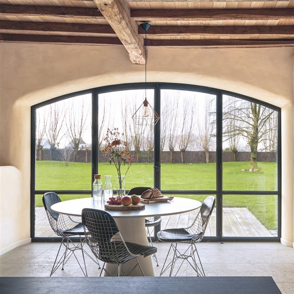 Bienvenidos a esta casa moderna que antes fue una granja