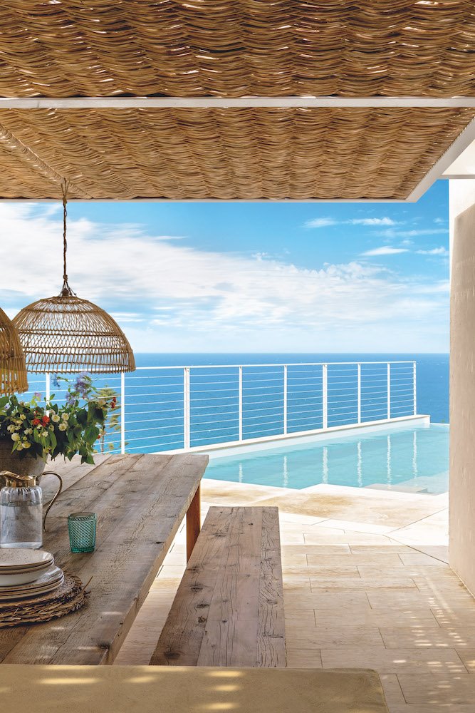 Comedor exterior con vistas a la piscina y al mar