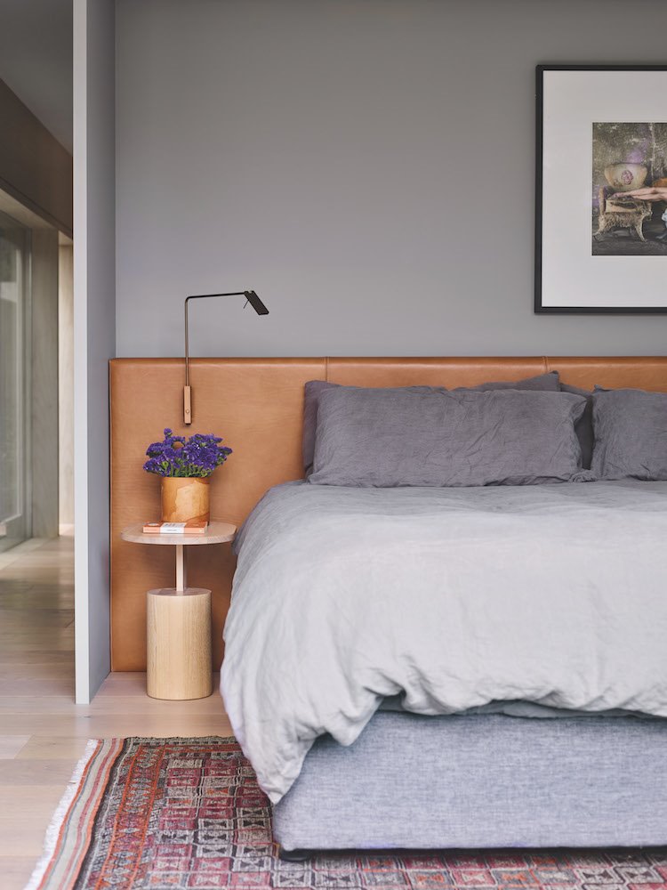 Dormitorio con cabecero de piel
