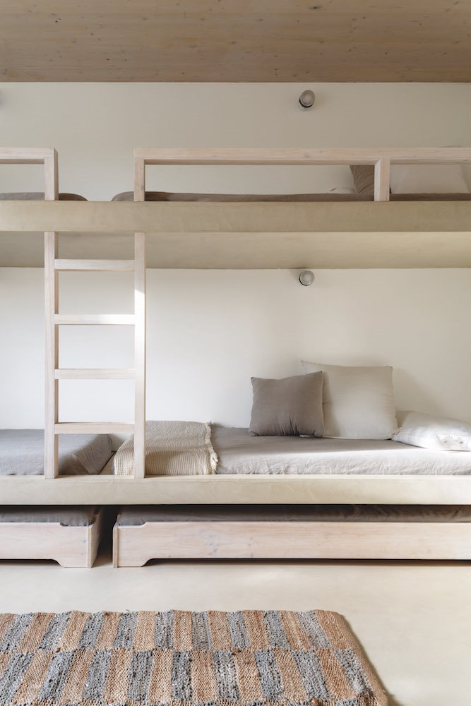 Dormitorio con literas de madera hechas a medida