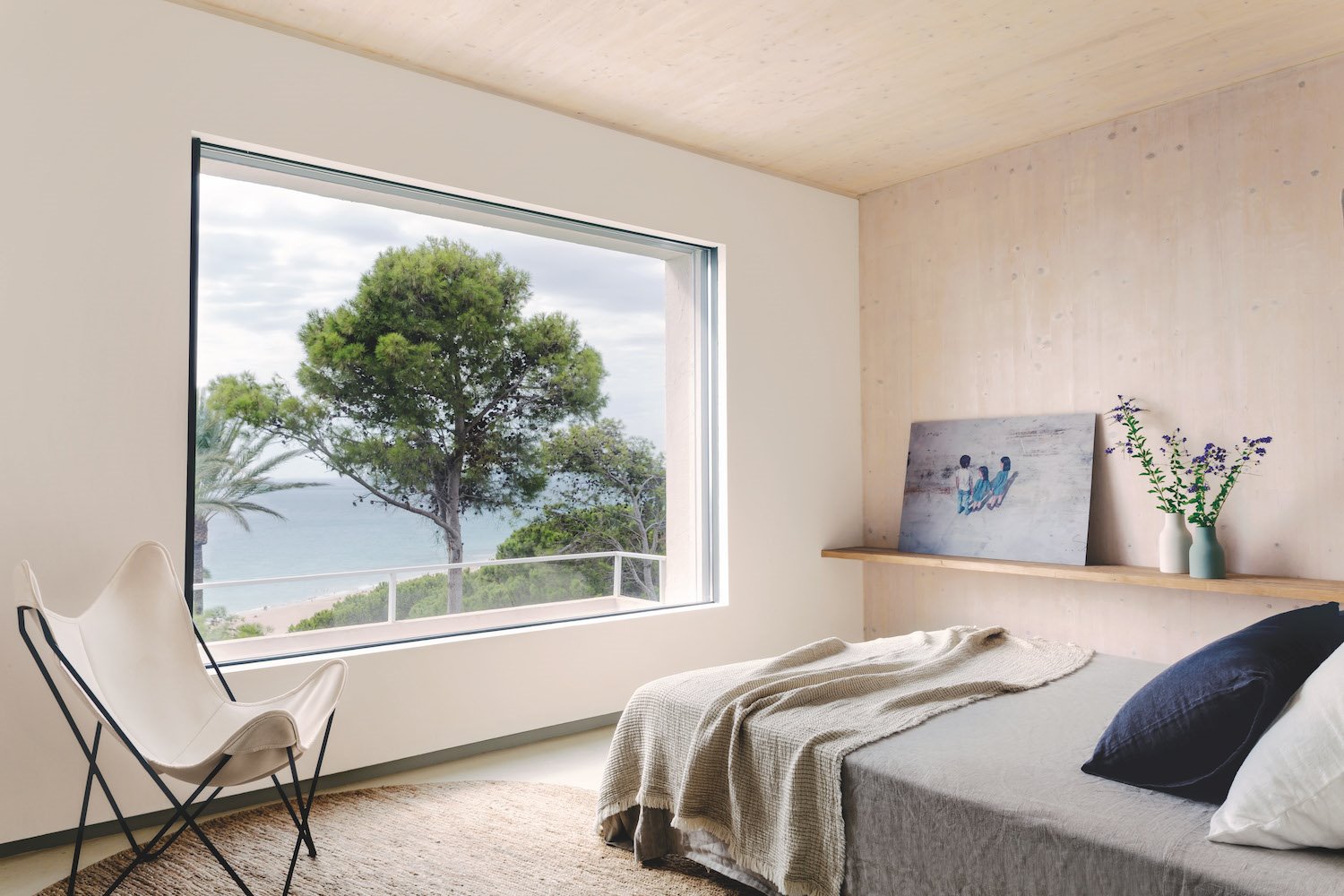 Dormitorio con vistas y paredes de madera