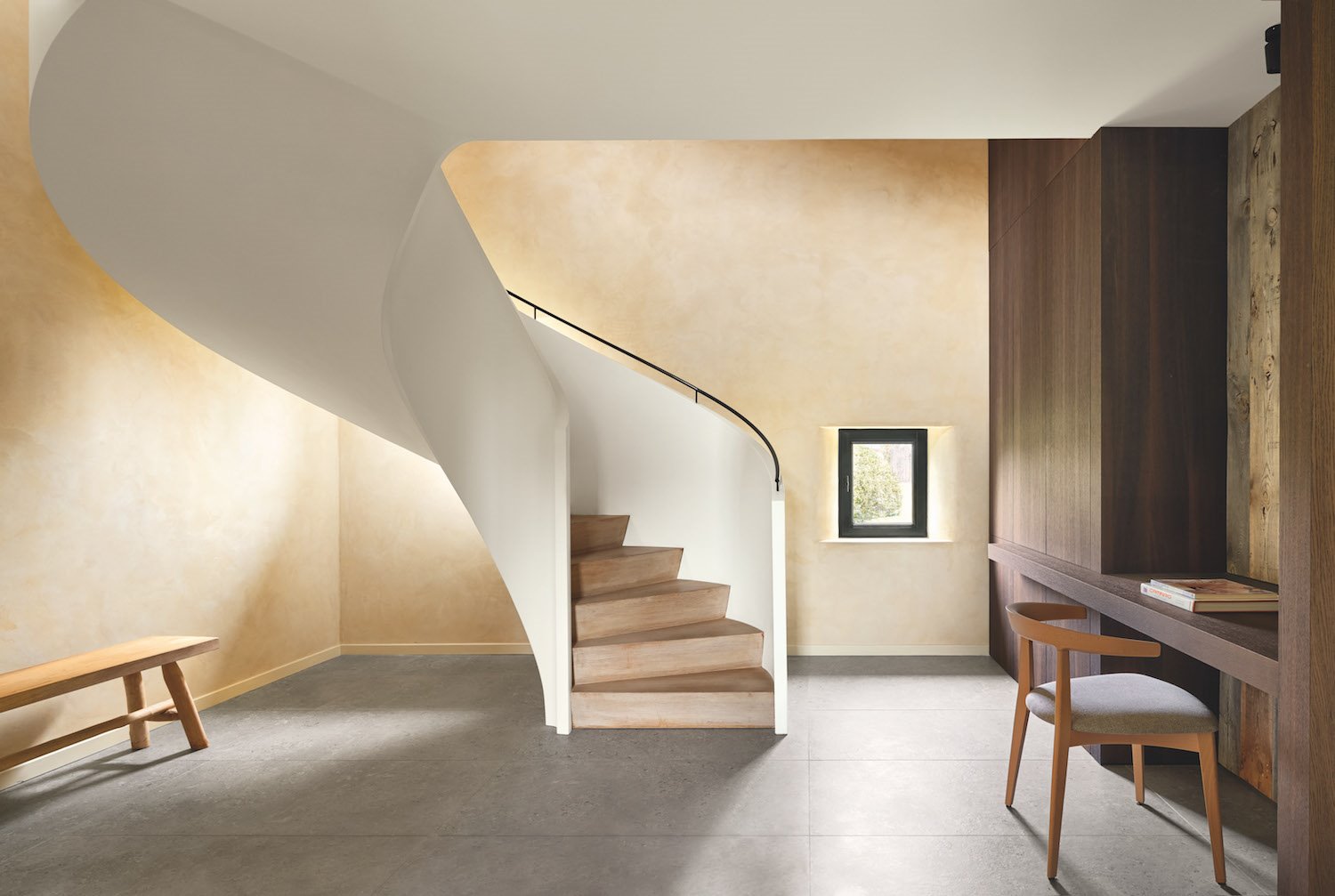 Escalera de caracol y silla de madera