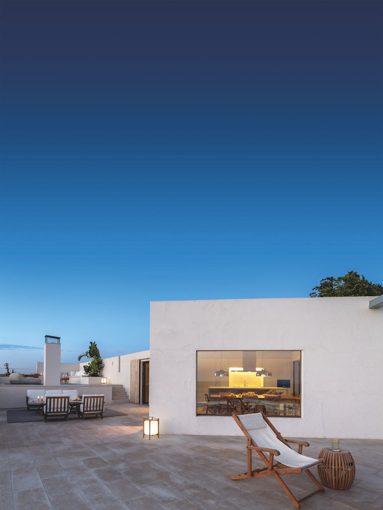 Fachada de una casa con terraza