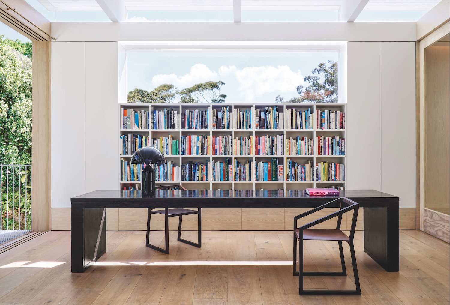 Libreria con mesa y lucernarios en el techo