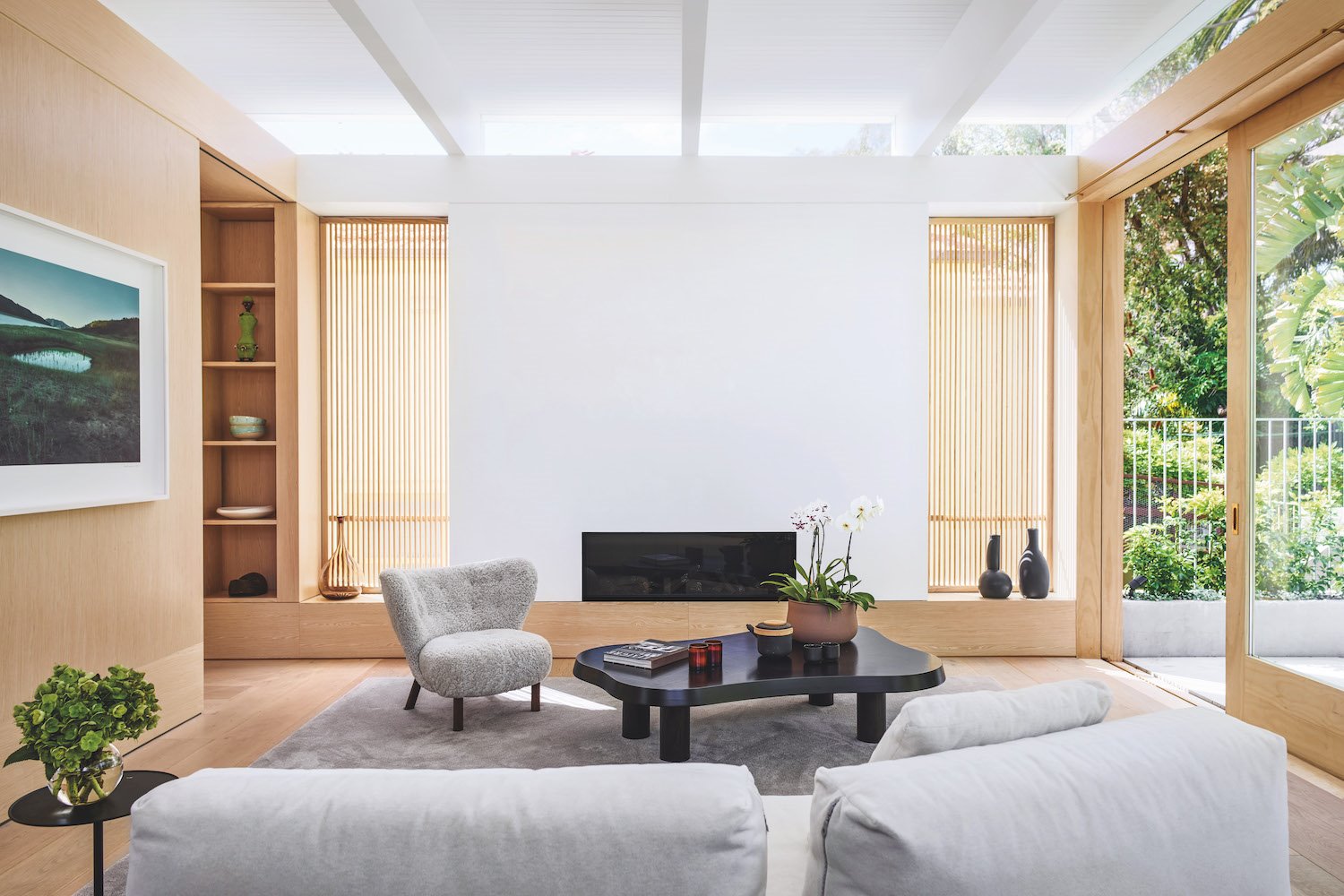 Salon con lucernario y paneles de madera