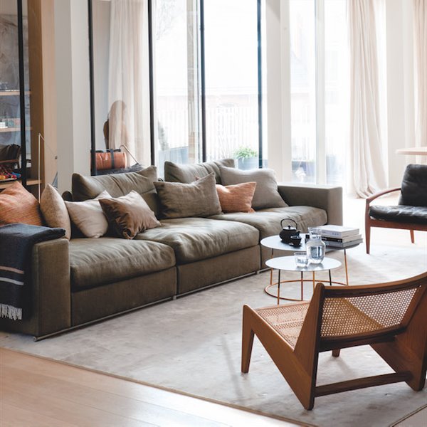 Salon con separación de cristal y sillas de madera