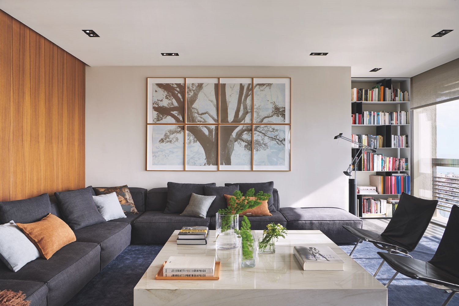 Salon con sofa y mesa de piedra cuadrada