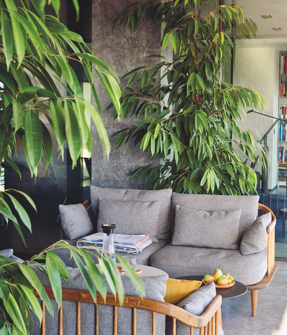 Salon con sofas con tapicería gris y estructura de madera