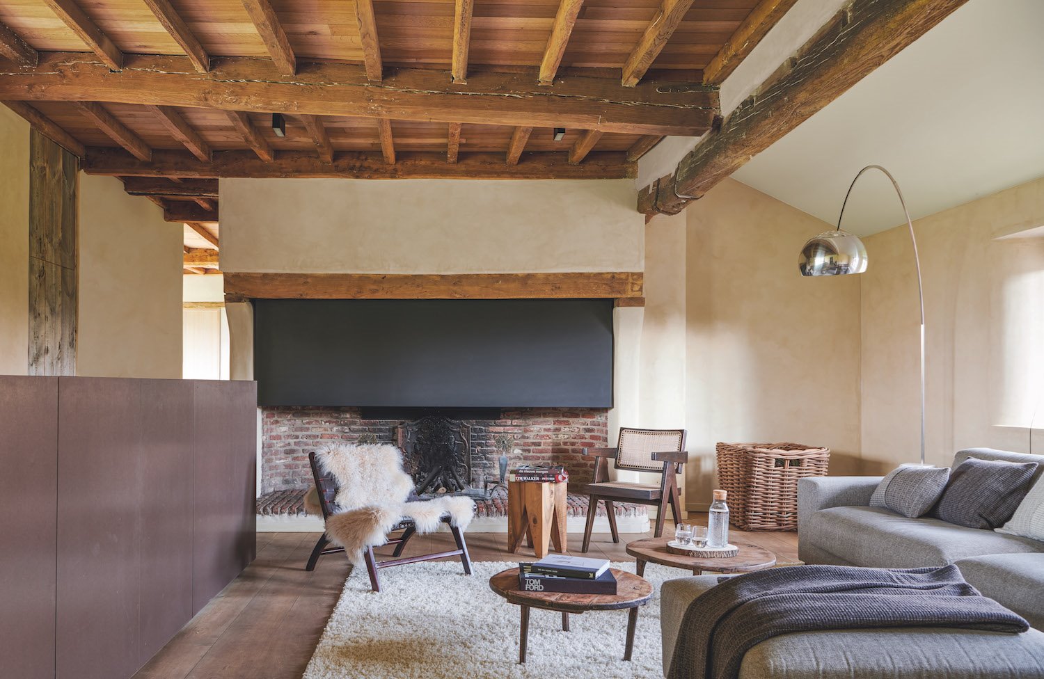 Salon con vigas de madera y chimenea