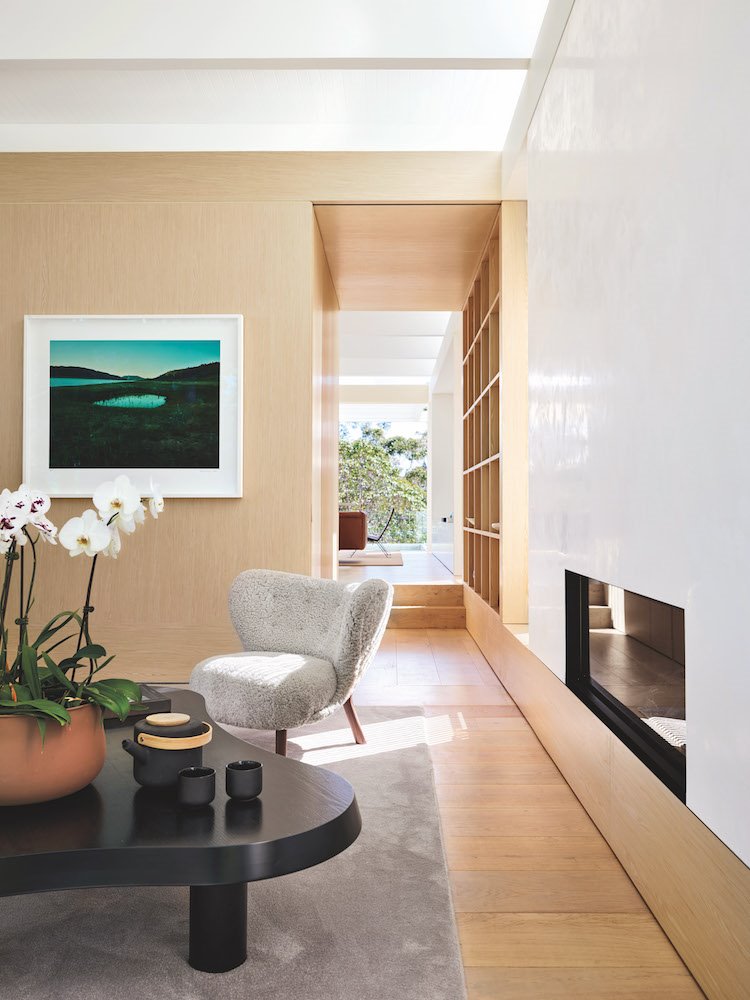 Salon y pasillo con suelos y paredes de madera